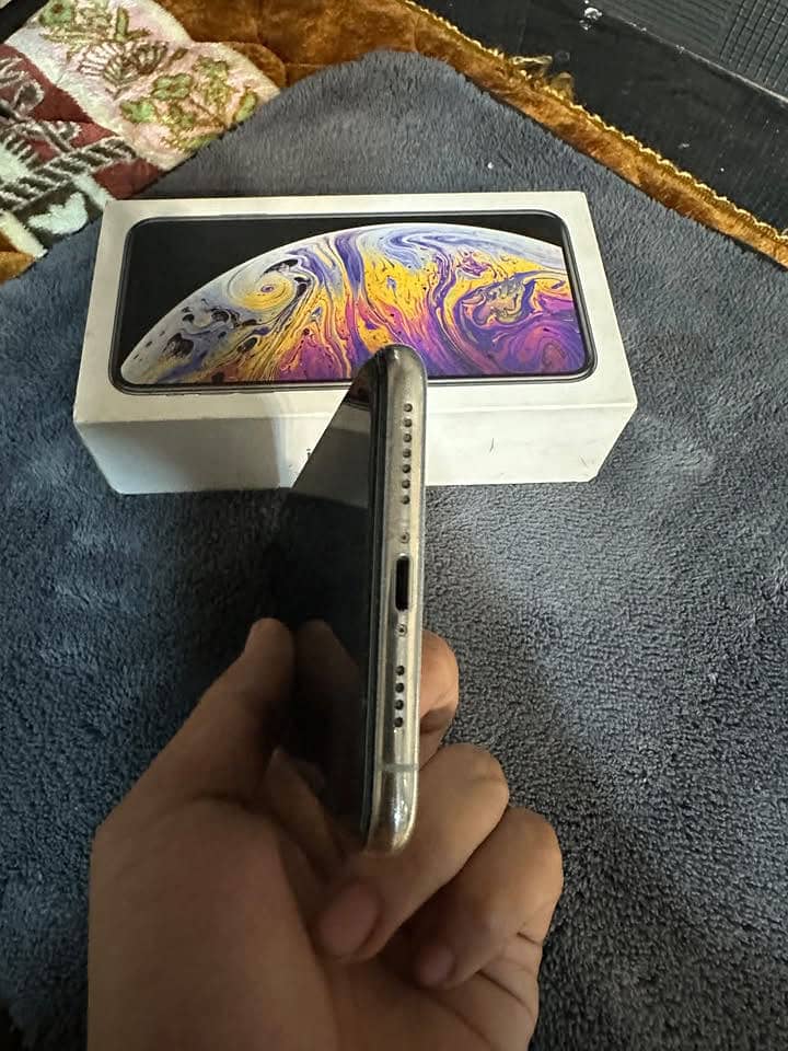 Apple iPhone XS Max 4