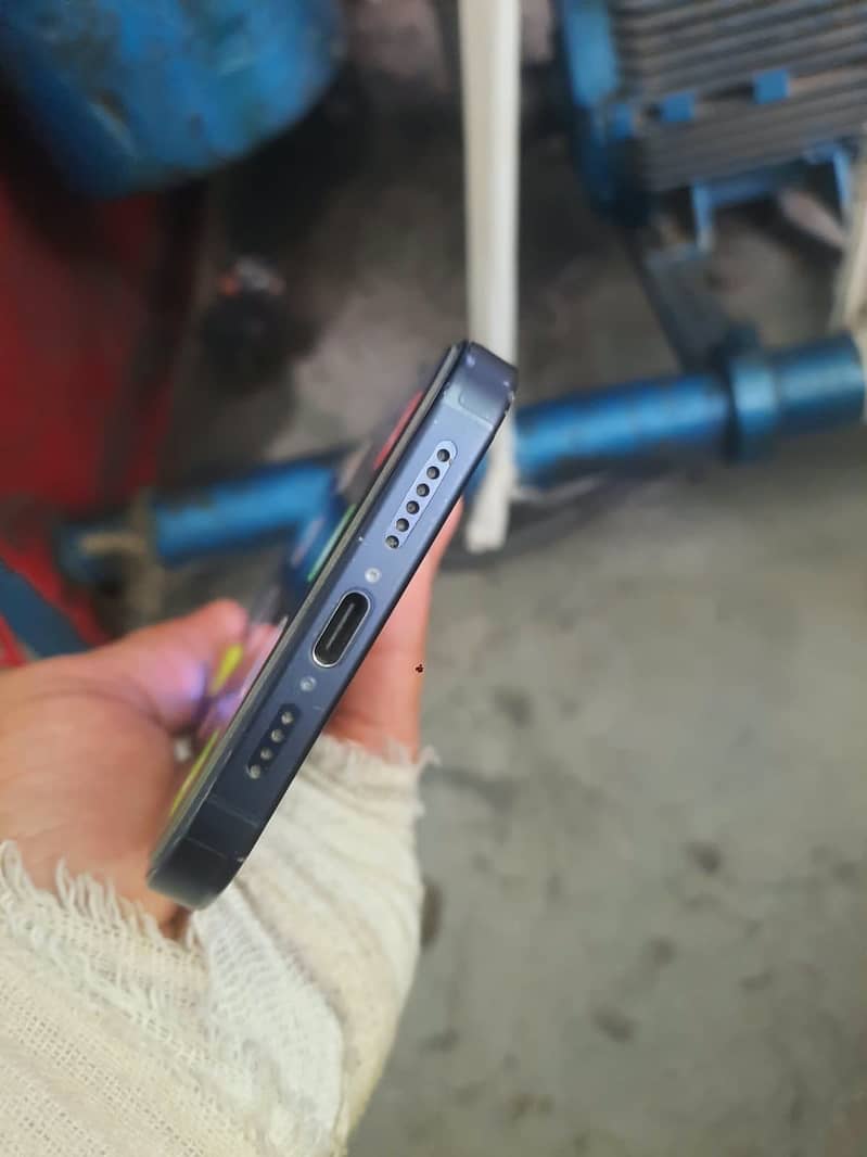 Apple iPhone 15 Pro Max 0