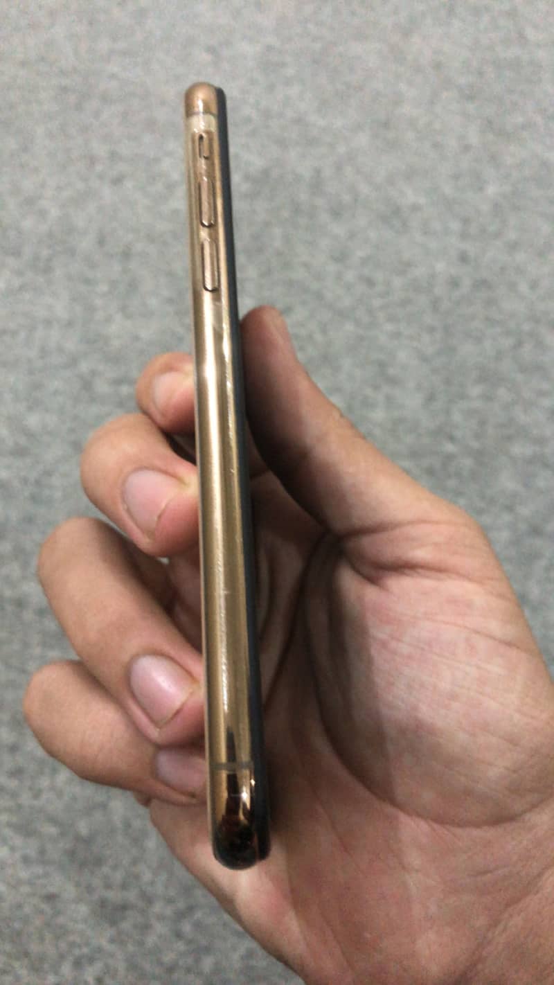 Apple iPhone XS 4