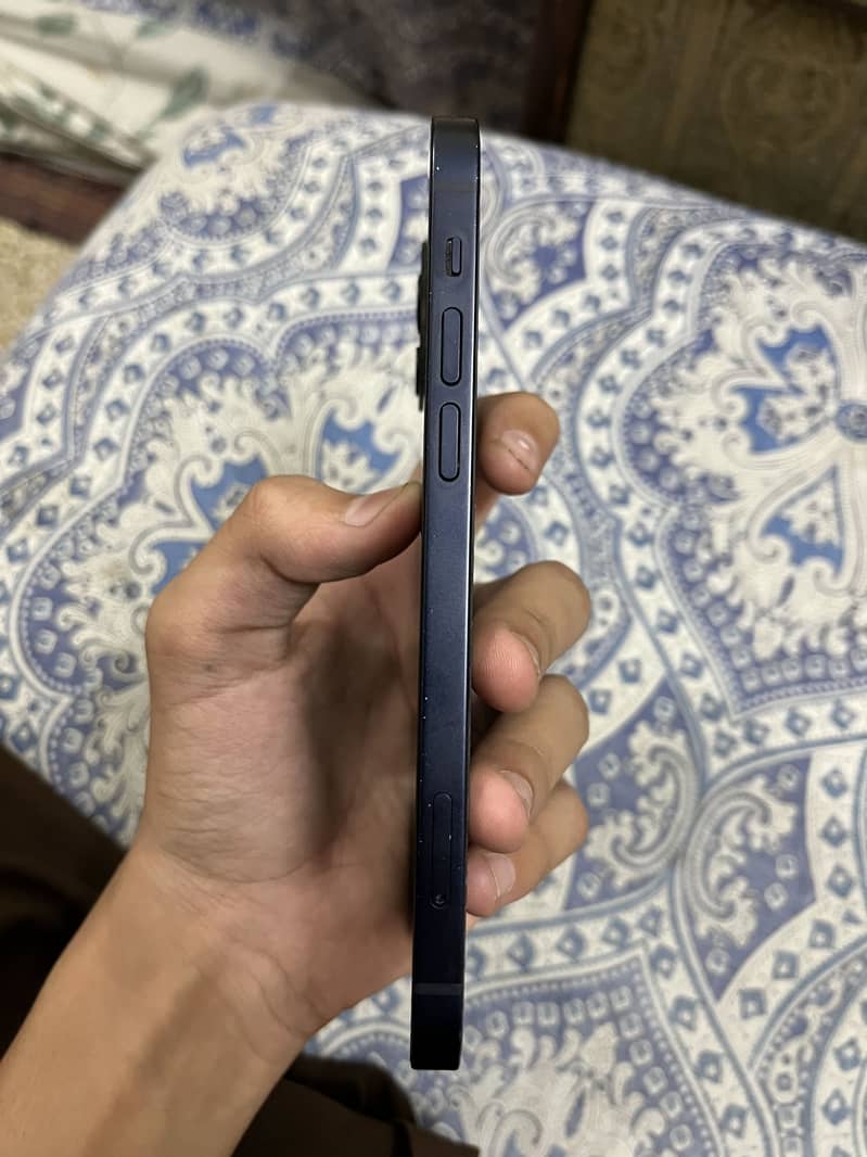 Apple iPhone 12 4