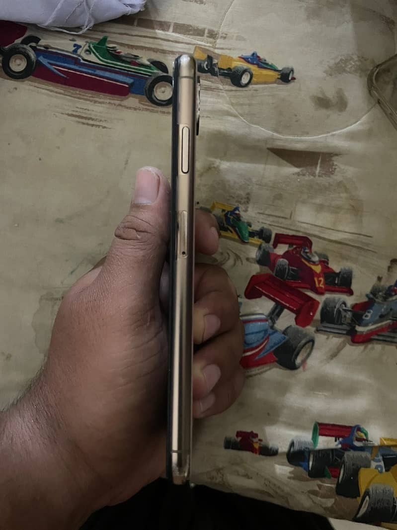 Apple iPhone XS Max 7