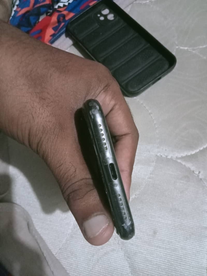 Apple iPhone 11 4