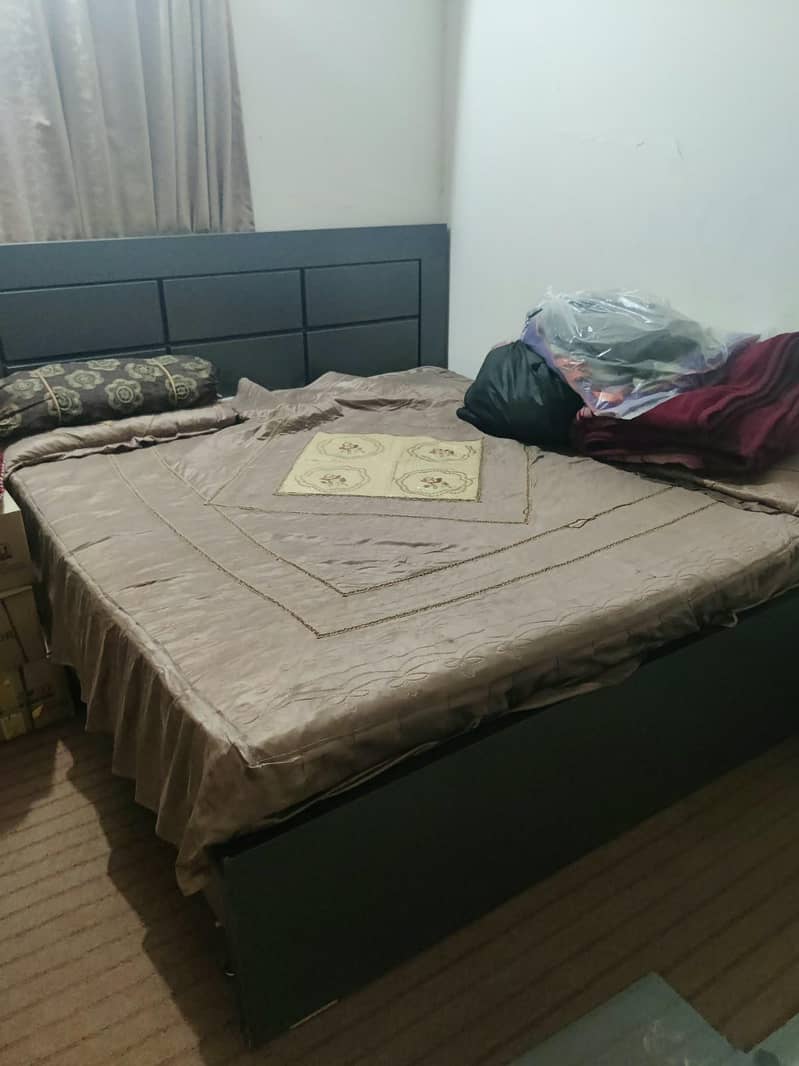 Bed with mattress 0