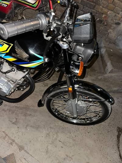 Honda 125 black for sale ichra ferezpur road Lahore contact 3056972409