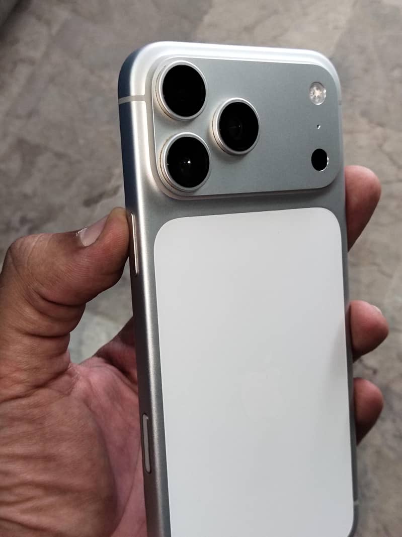 Apple iPhone 17 Pro Max 1