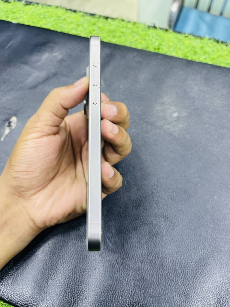 Apple iPhone 15 Pro Max 3