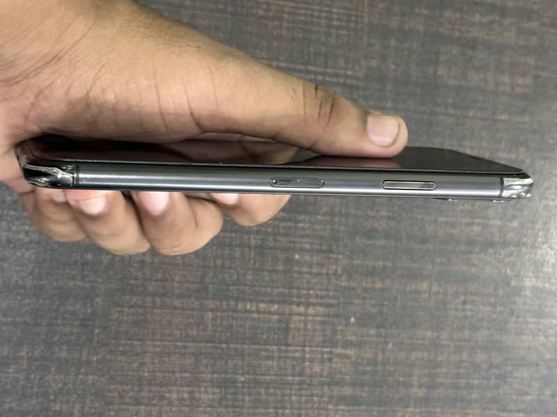 Apple iPhone 11 Pro Max 4