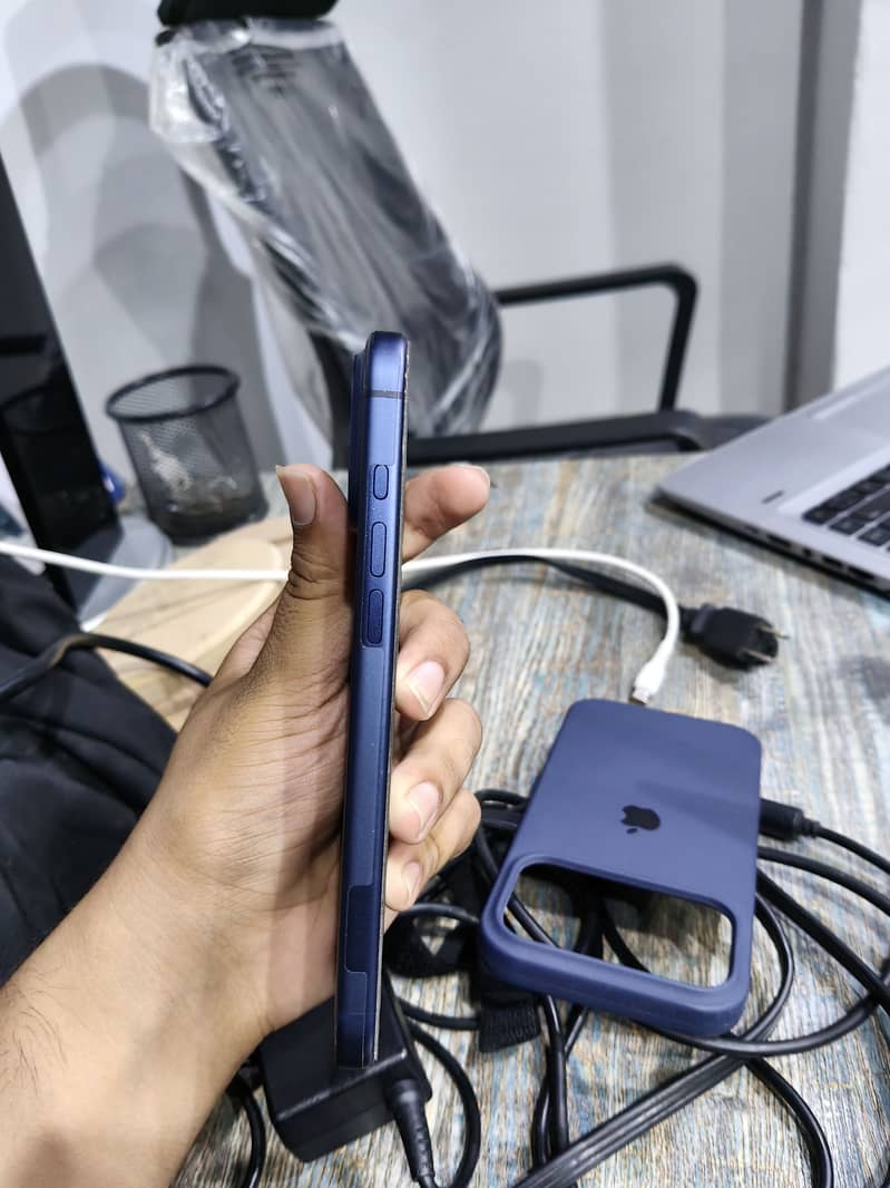 Apple iPhone 17 Pro Max 4