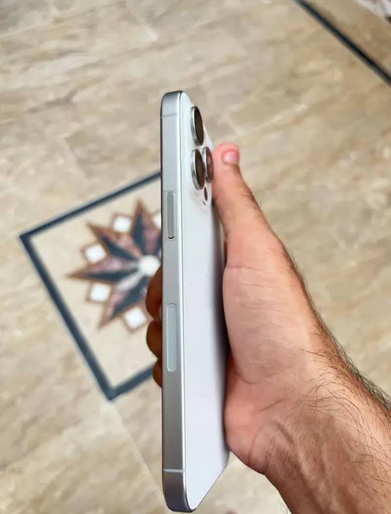 Apple iPhone 15 Pro Max 2