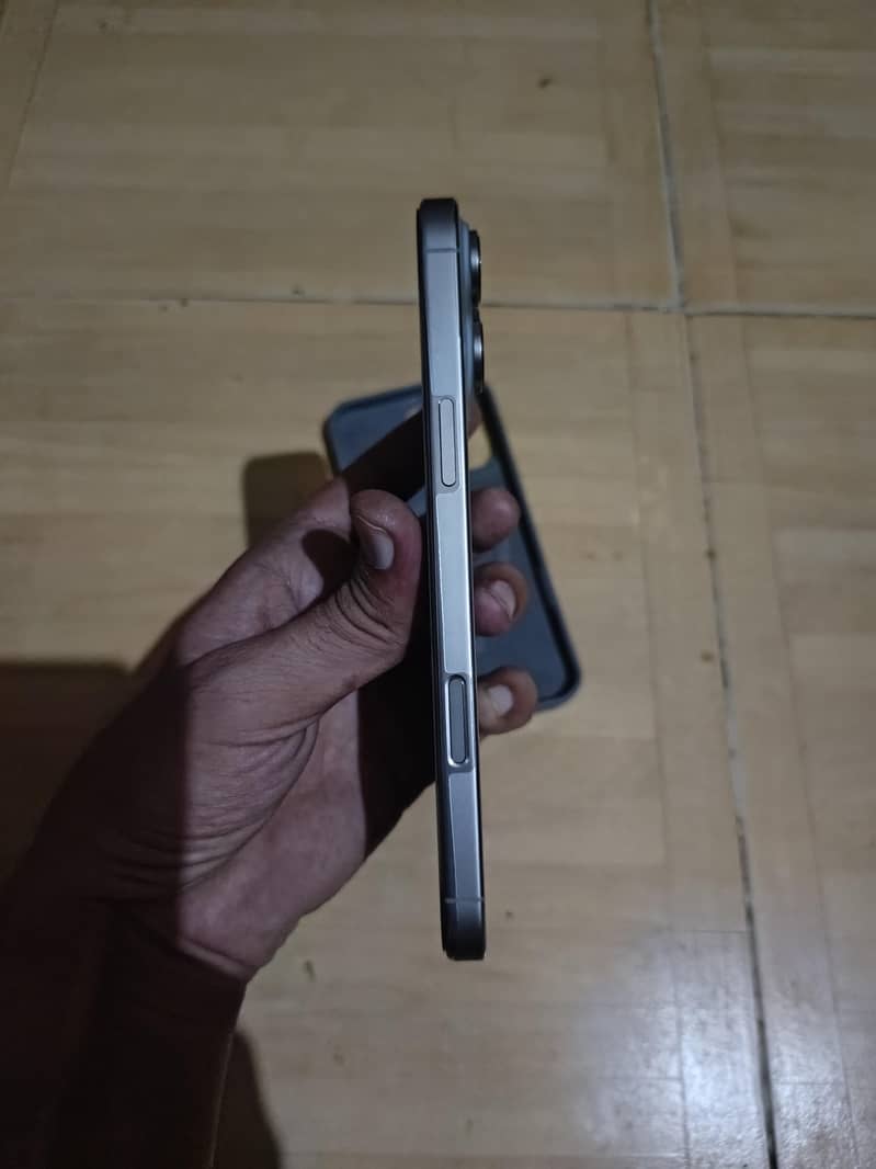 Apple iPhone 16 Pro Max 3