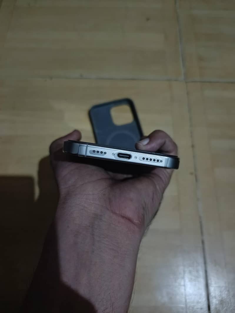 Apple iPhone 16 Pro Max 4