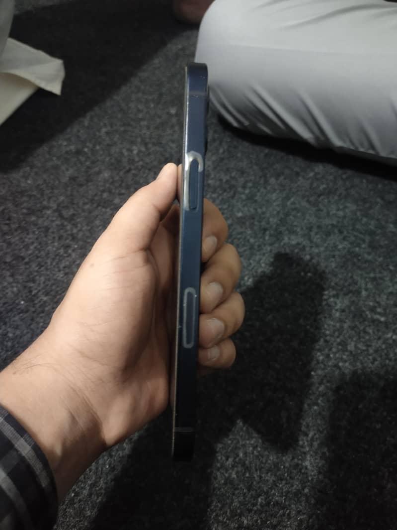 Apple iPhone 12 4