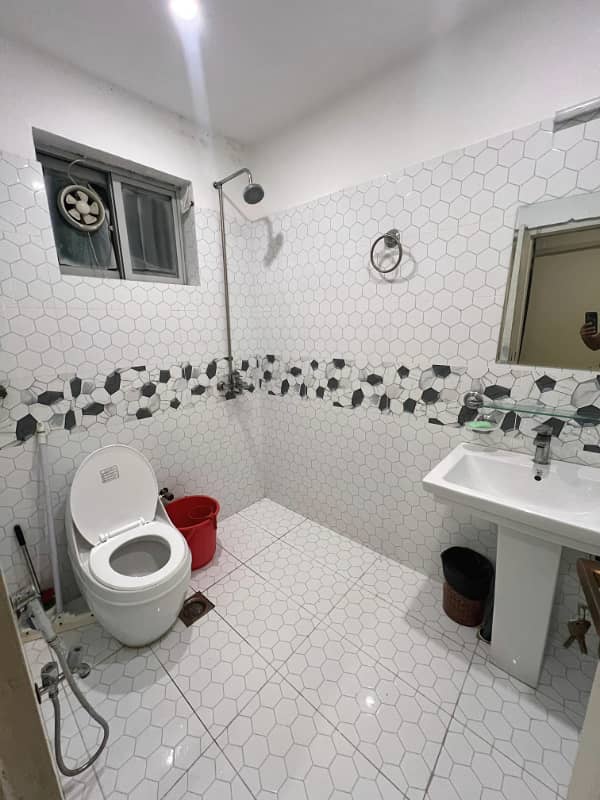 One bed room flat available e11 3