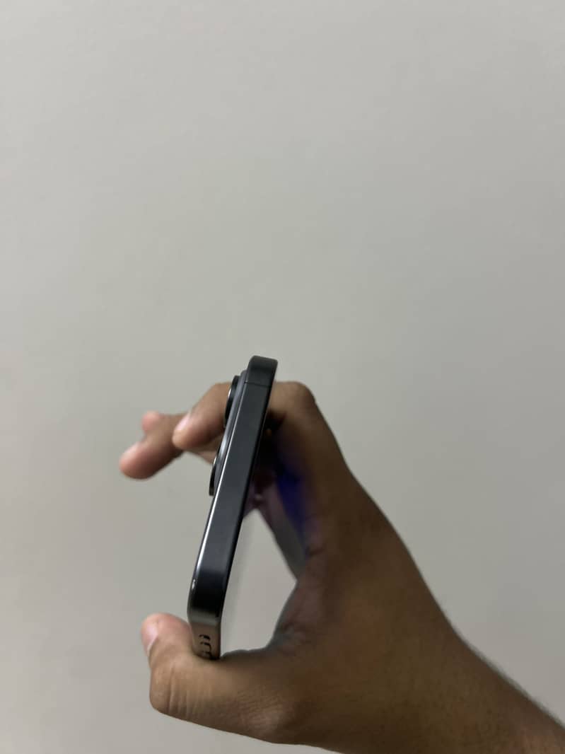 Apple iPhone 15 Pro Max 4