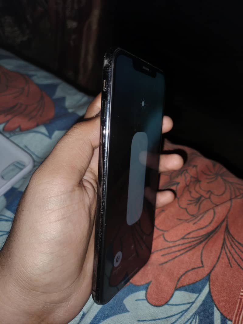 Apple iPhone XS Max 3