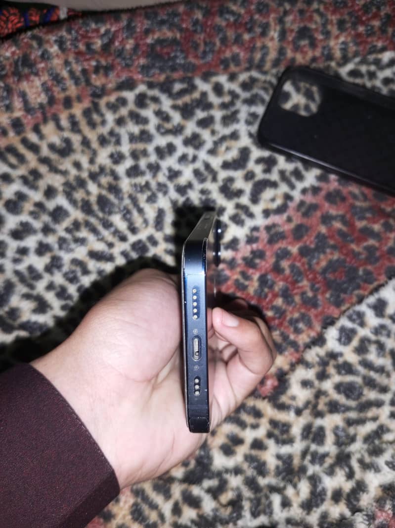 Apple iPhone 13 2