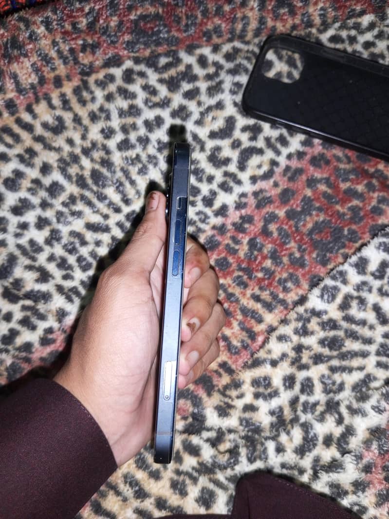 Apple iPhone 13 4