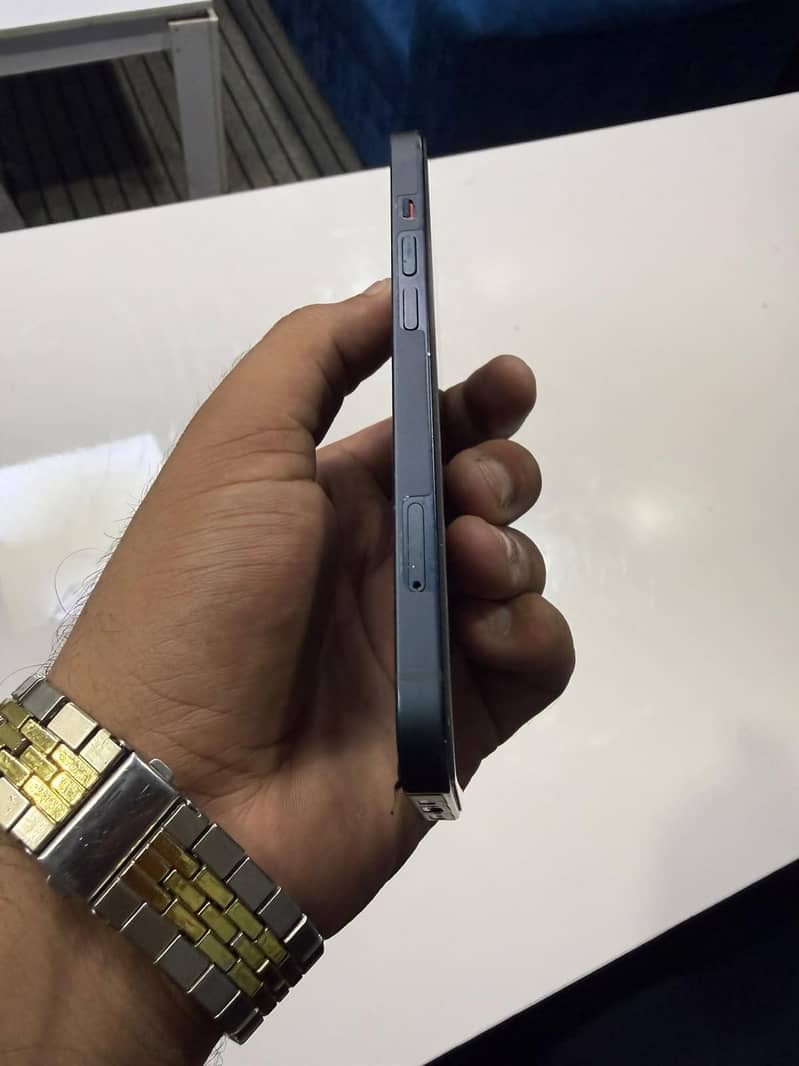 Apple iPhone 13 2