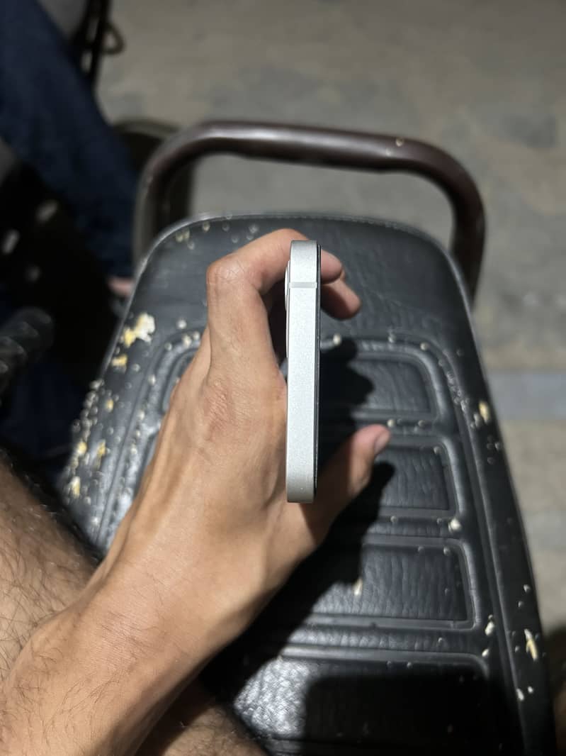 Apple iPhone 12 4