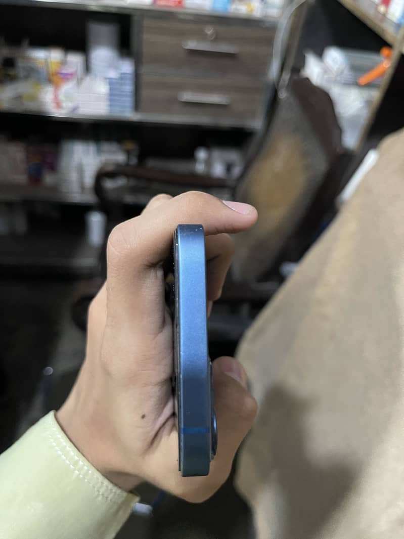 Apple iPhone 13 5