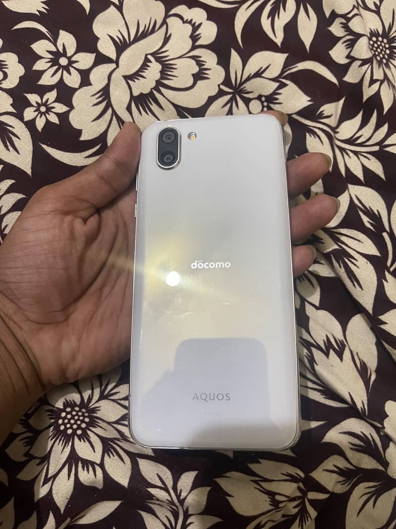 Sharp Aquos R2 4