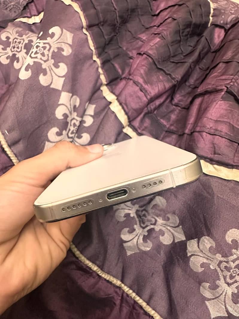 Apple iPhone 15 Pro Max 4