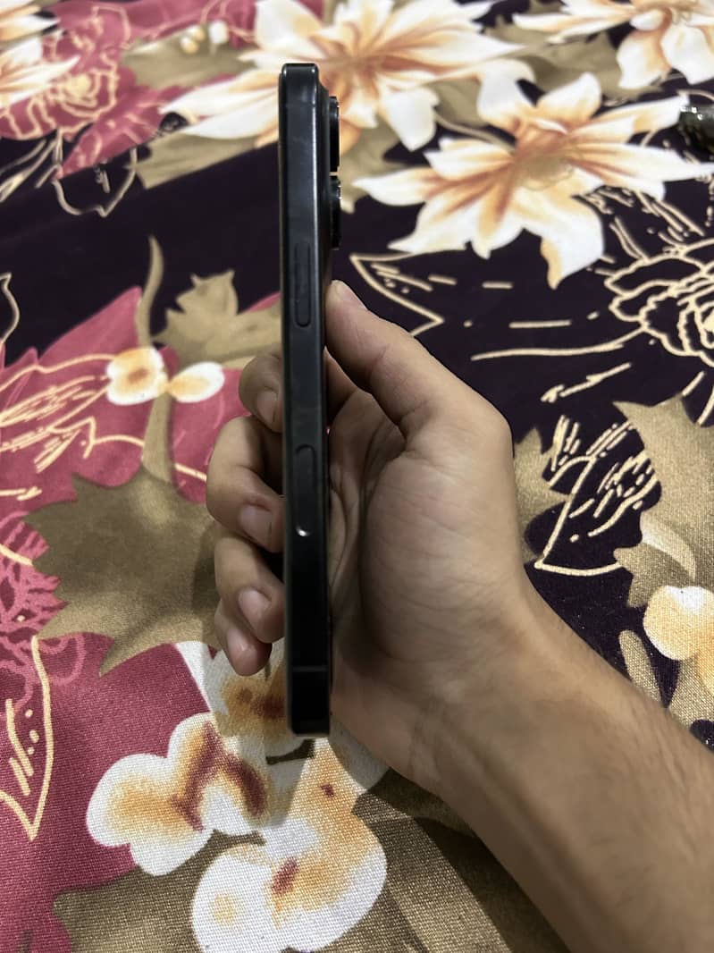 Apple iPhone 16 Pro 1