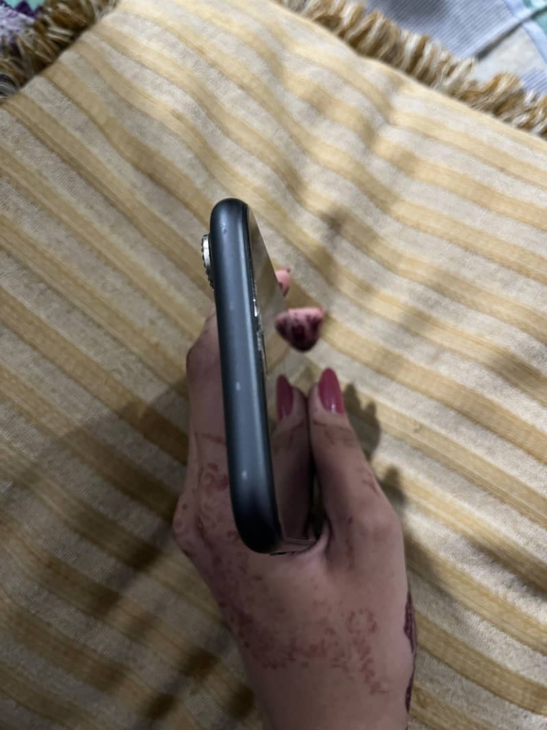 Apple iPhone 11 3