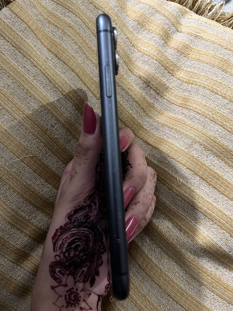 Apple iPhone 11 4