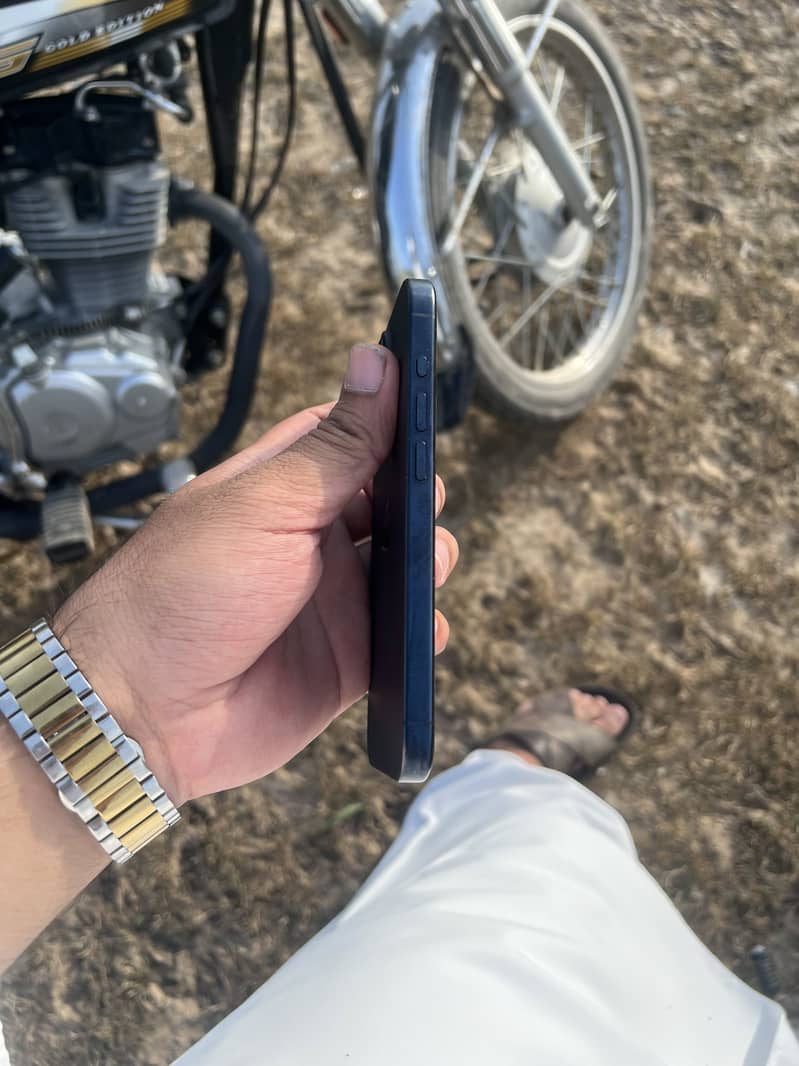 Apple iPhone 15 Pro 3