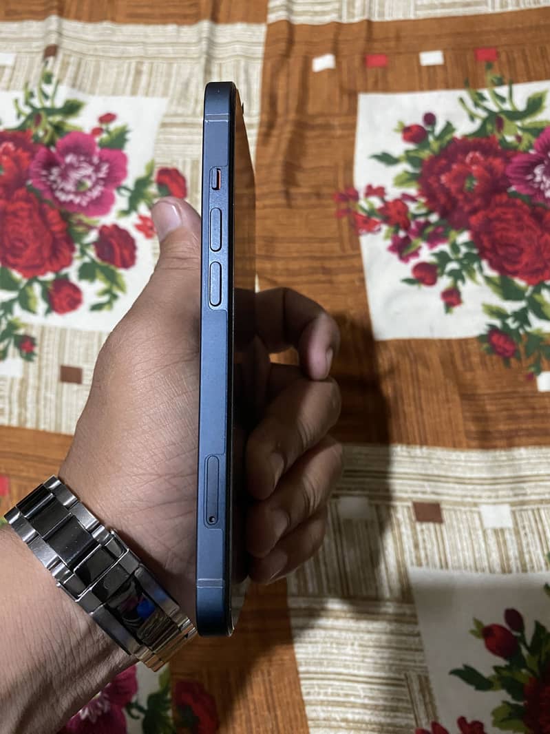 Apple iPhone 13 5