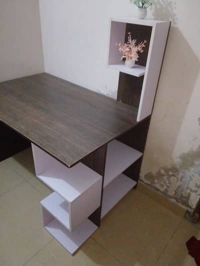 habit modern gaming and study table