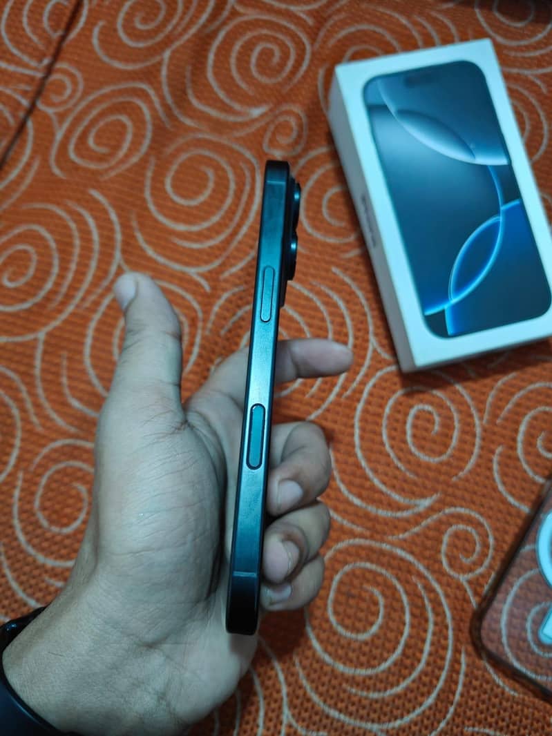 Apple iPhone 16 Pro 1
