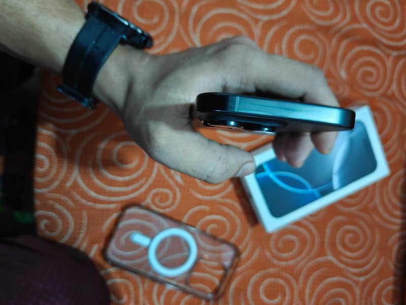 Apple iPhone 16 Pro 4