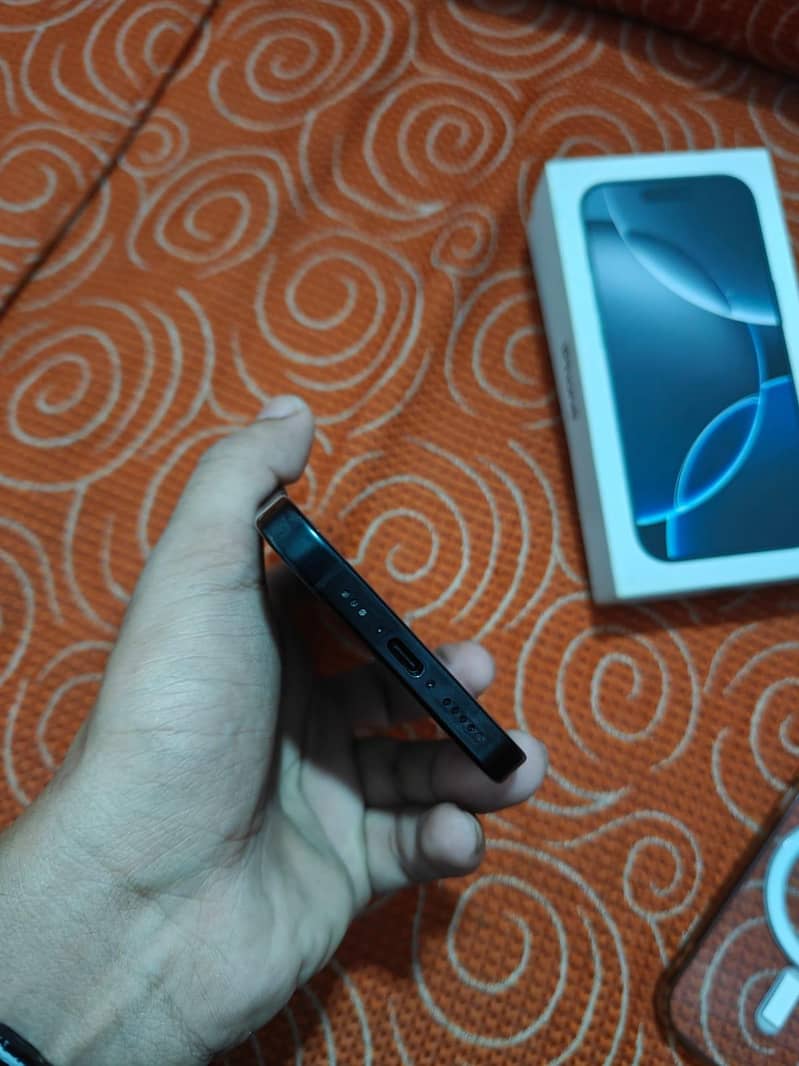 Apple iPhone 16 Pro 8