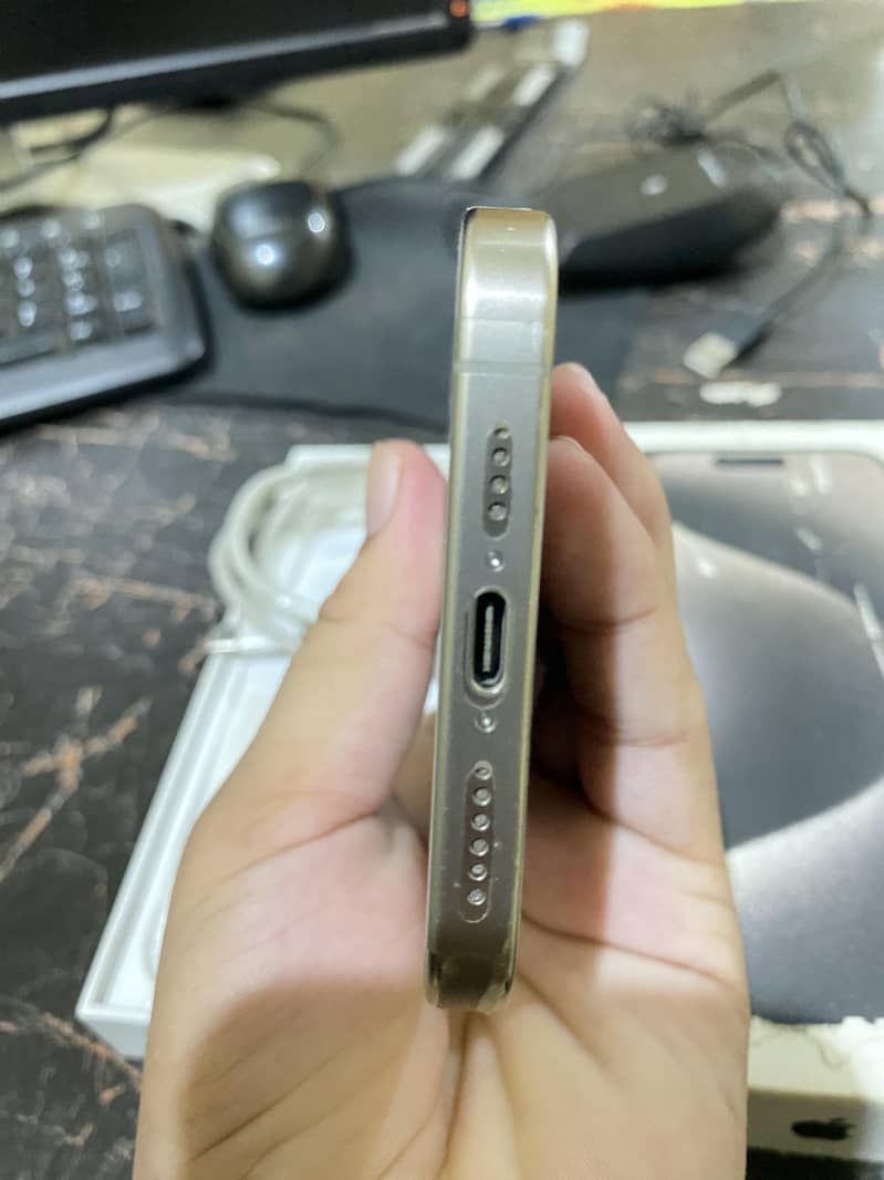 Apple iPhone 15 Pro Max 4