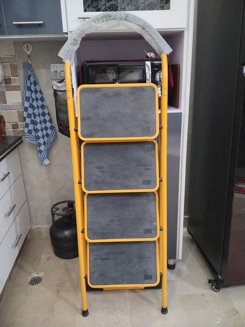 4 steps ladder 0