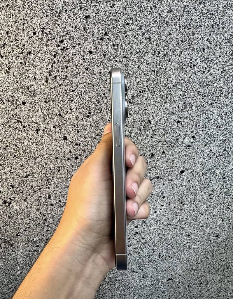 iPhone 15 Pro Max 4