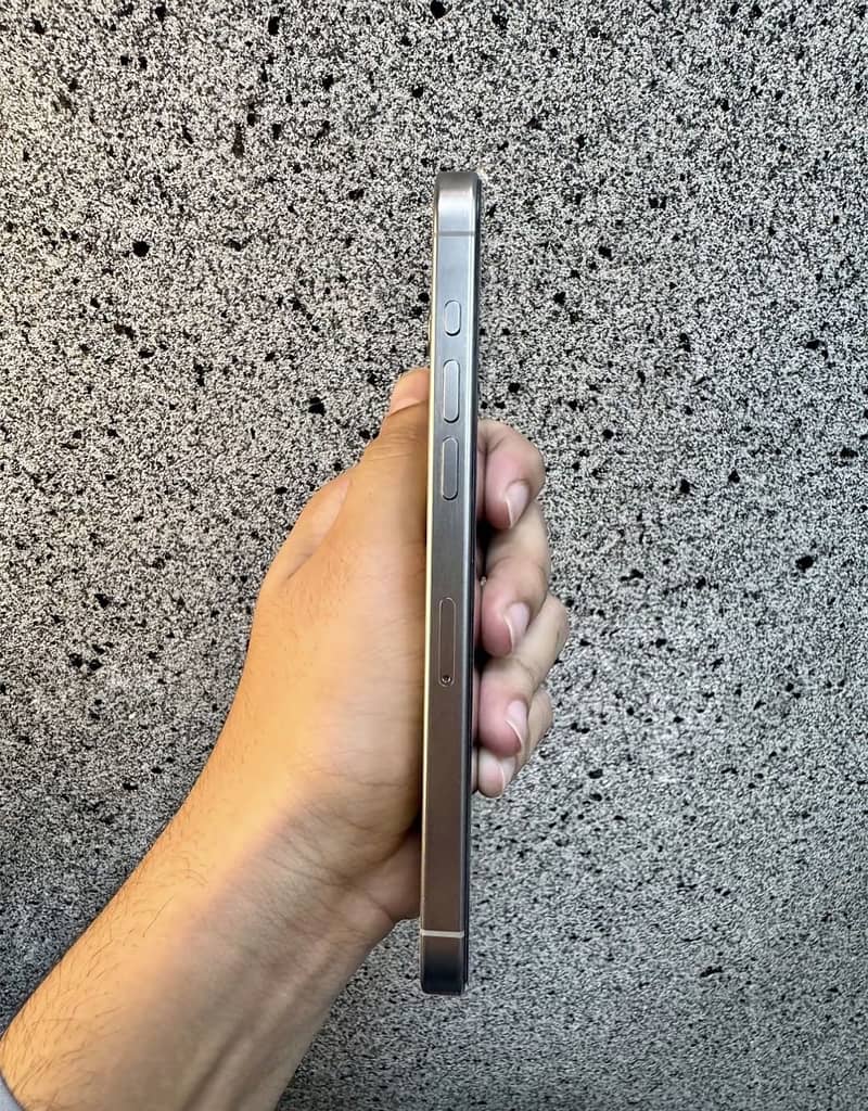 iPhone 15 Pro Max 5