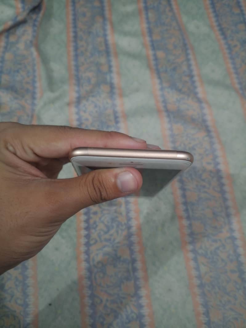 Apple iPhone 8 Plus 4