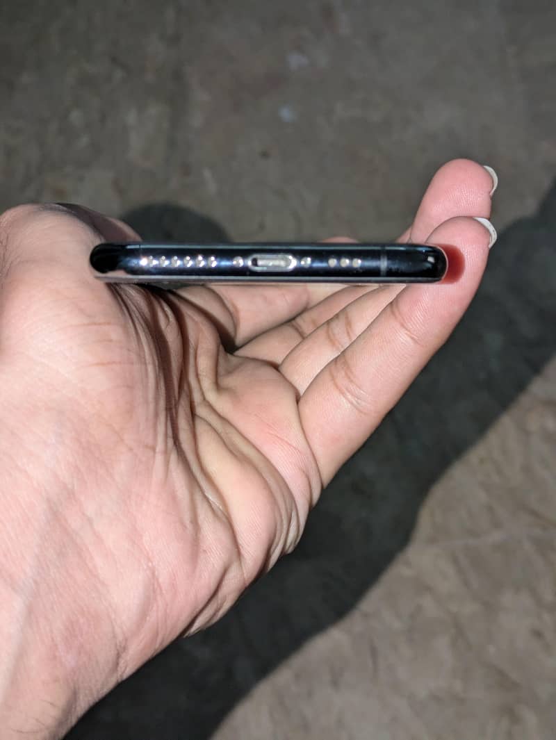 Apple iPhone XS 4