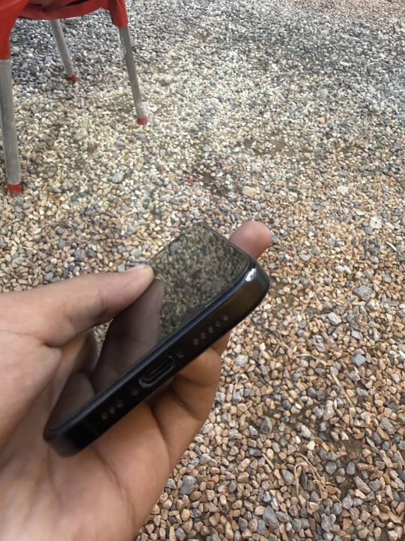 Apple iPhone 16 3