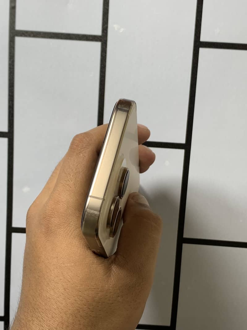 iPhone 16 Pro 4