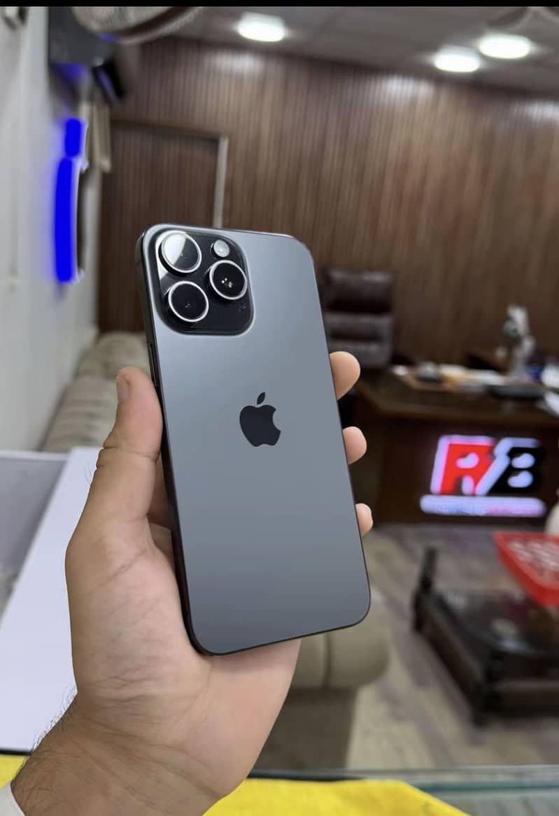 Apple iPhone 15 Pro Max 1