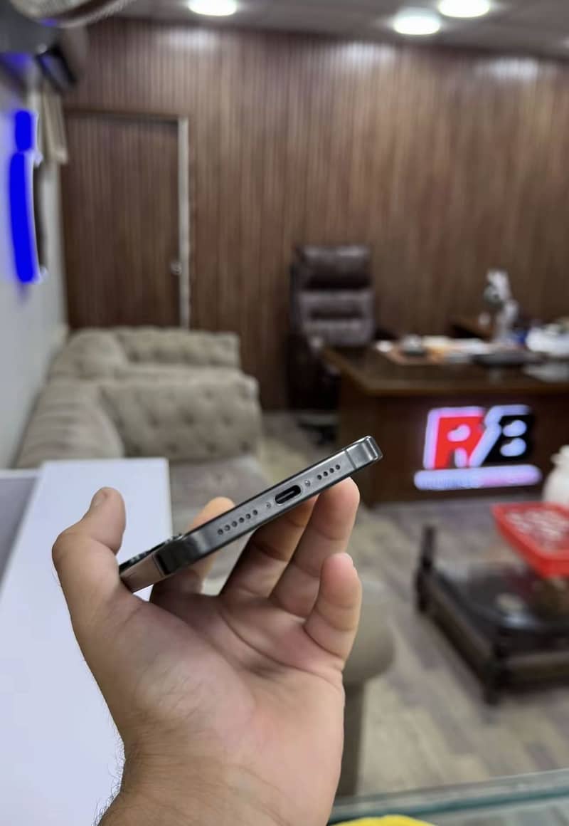 Apple iPhone 15 Pro Max 2