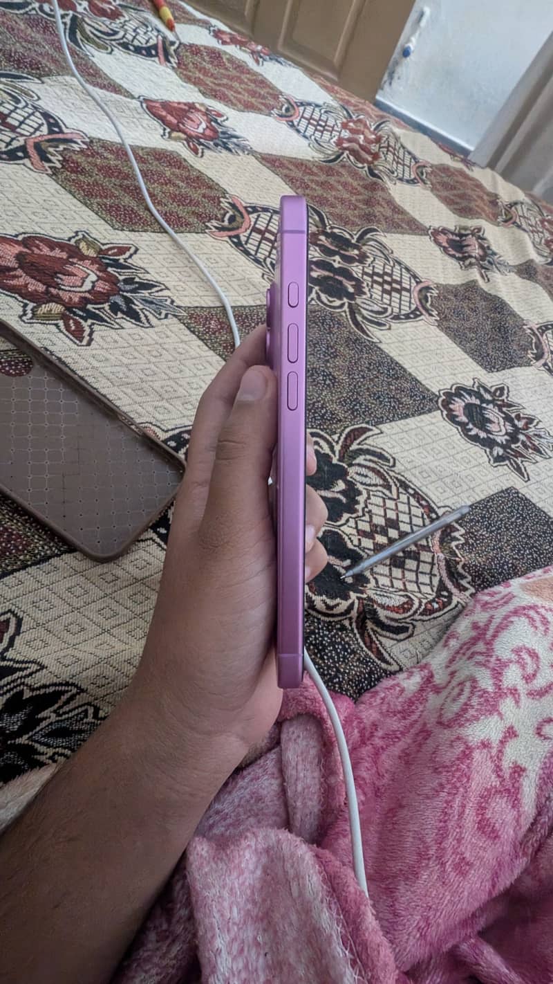 Apple iPhone 16 Plus 9
