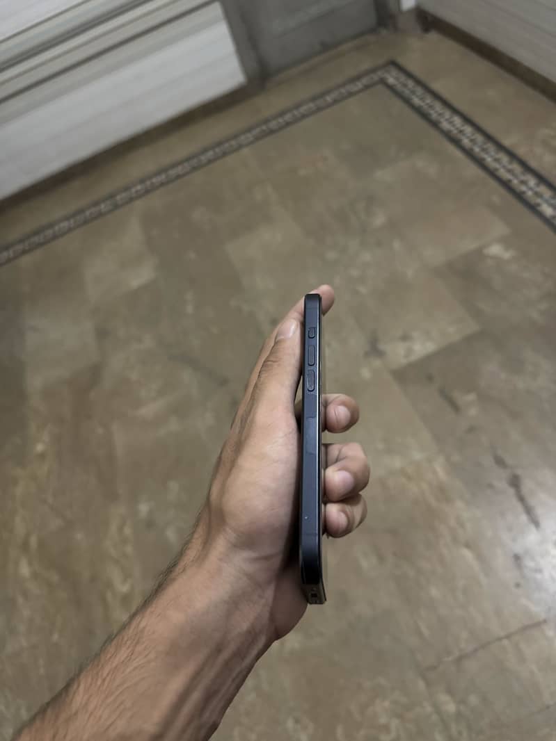 Apple iPhone 15 Pro 2