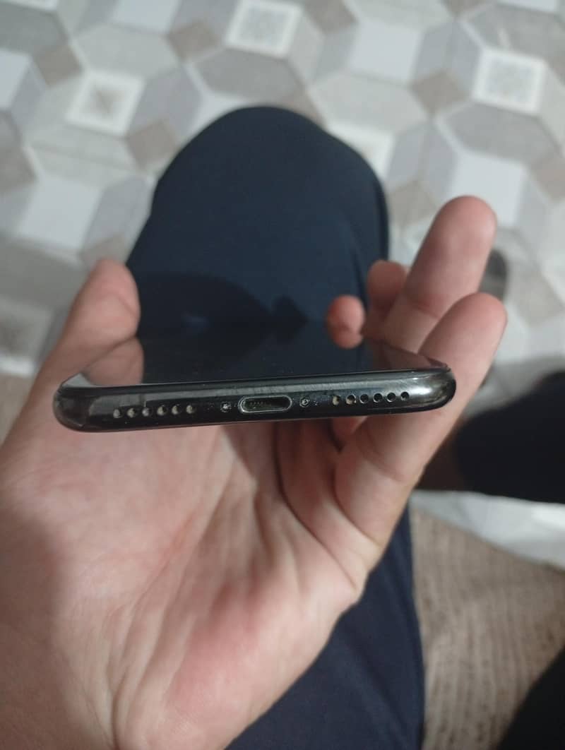 Apple iPhone X 4