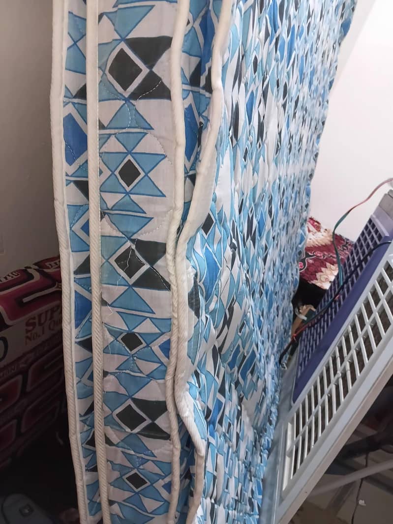 5/6.5 ft queen bed matress 0