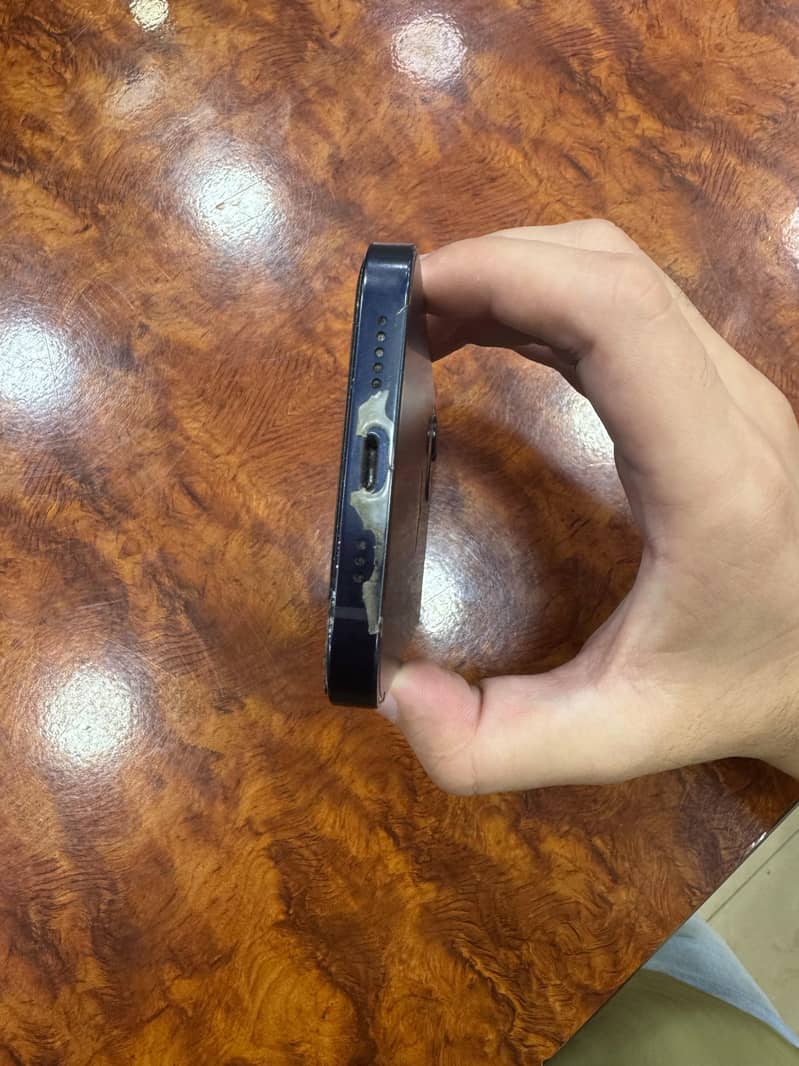 Apple iPhone 12 4